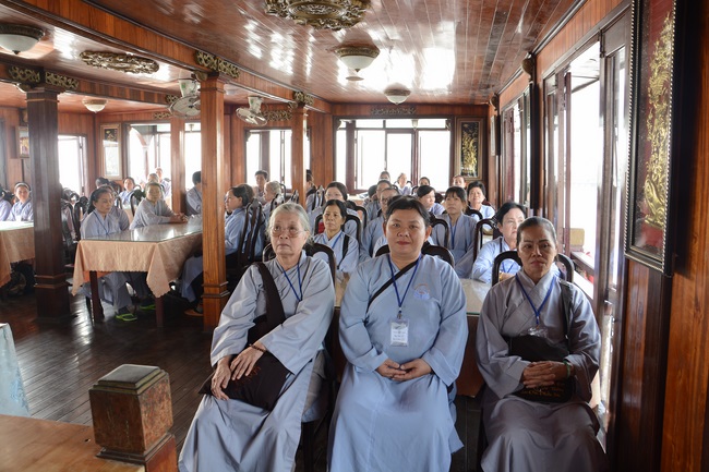 Phóng sanh bằng du thuyền trên sông Sài Gòn