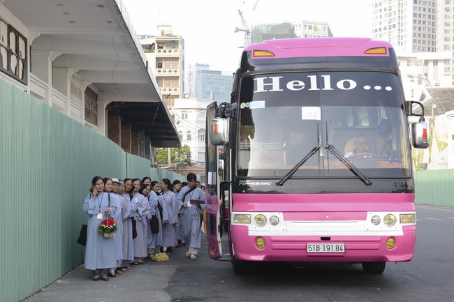 Phóng sanh bằng du thuyền trên sông Sài Gòn
