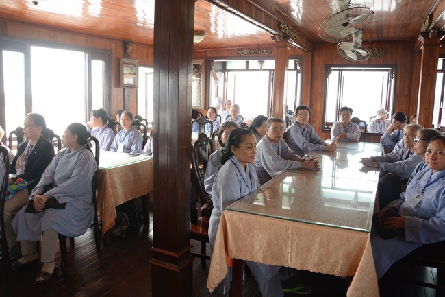 Phóng sanh bằng du thuyền trên sông Sài Gòn