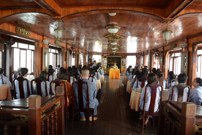 Phóng sanh bằng du thuyền trên sông Sài Gòn