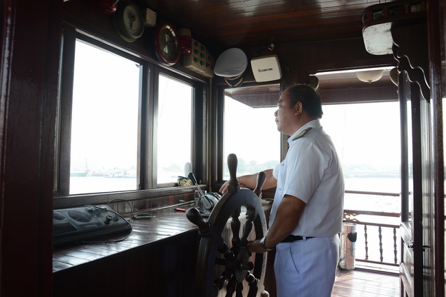 Phóng sanh bằng du thuyền trên sông Sài Gòn