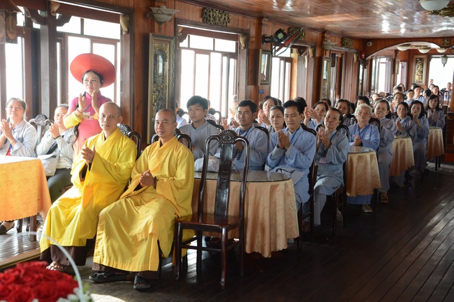 Phóng sanh bằng du thuyền trên sông Sài Gòn