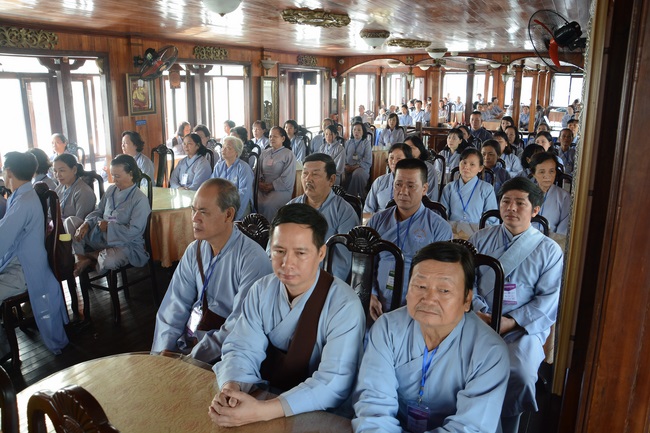 Phóng sanh bằng du thuyền trên sông Sài Gòn