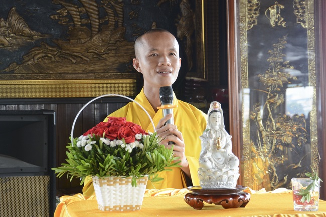 Phóng sanh bằng du thuyền trên sông Sài Gòn