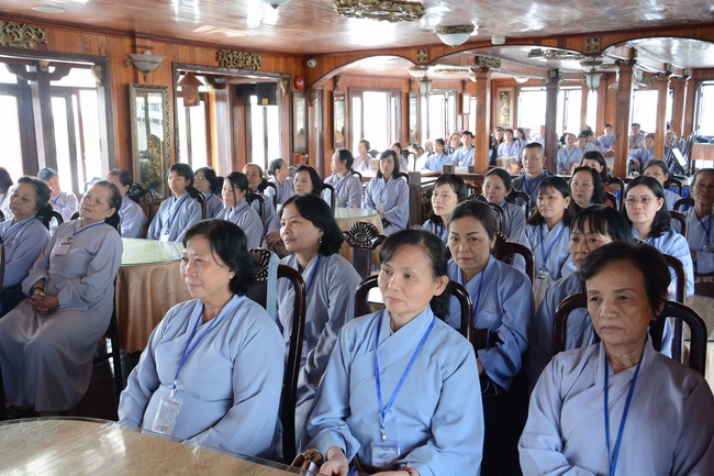 Phóng sanh bằng du thuyền trên sông Sài Gòn