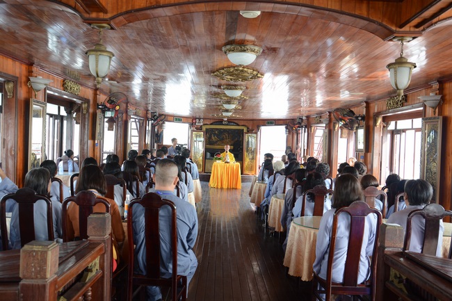 Phóng sanh bằng du thuyền trên sông Sài Gòn