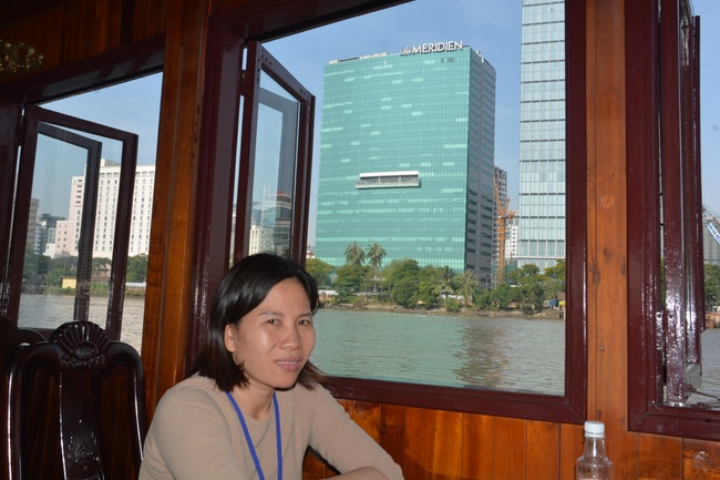 Phóng sanh bằng du thuyền trên sông Sài Gòn