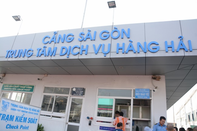 Phóng sanh bằng du thuyền trên sông Sài Gòn