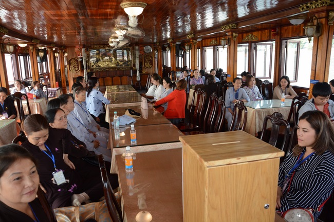 Phóng sanh bằng du thuyền trên sông Sài Gòn