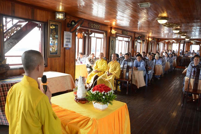 Phóng sanh bằng du thuyền trên sông Sài Gòn