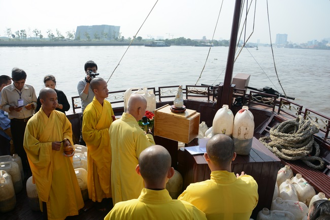 Phóng sanh bằng du thuyền trên sông Sài Gòn