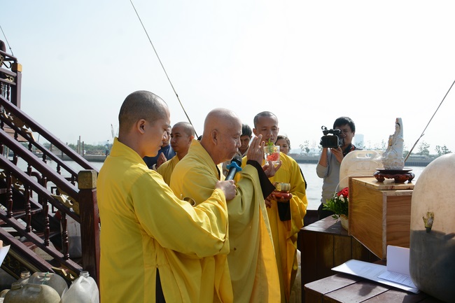 Phóng sanh bằng du thuyền trên sông Sài Gòn