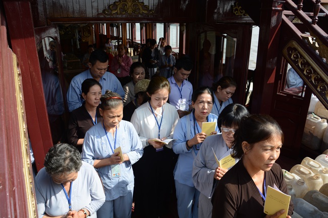 Phóng sanh bằng du thuyền trên sông Sài Gòn