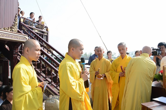 Phóng sanh bằng du thuyền trên sông Sài Gòn