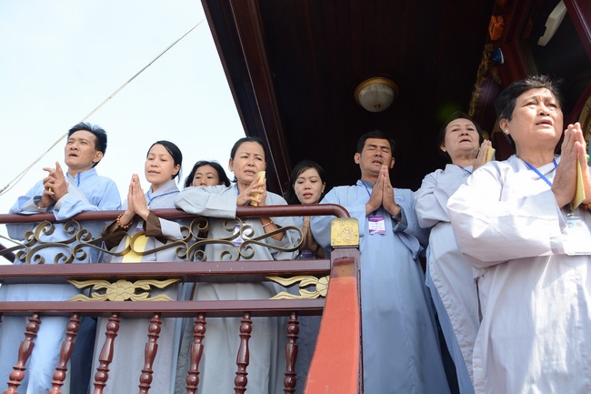 Phóng sanh bằng du thuyền trên sông Sài Gòn