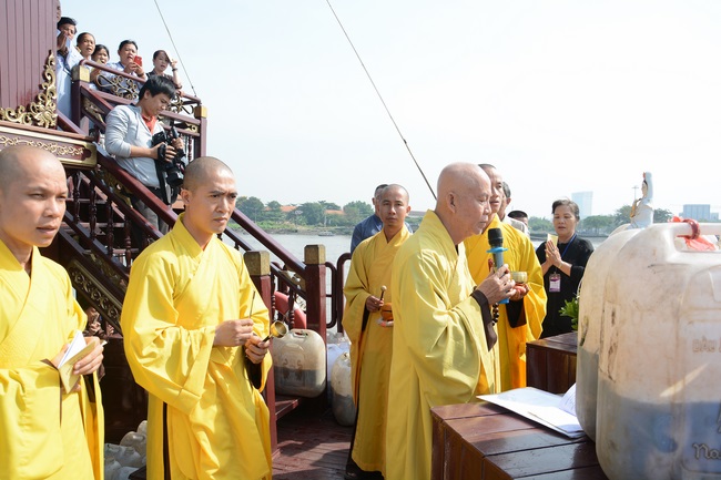 Phóng sanh bằng du thuyền trên sông Sài Gòn