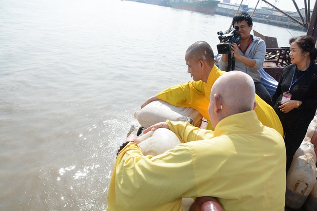 Phóng sanh bằng du thuyền trên sông Sài Gòn