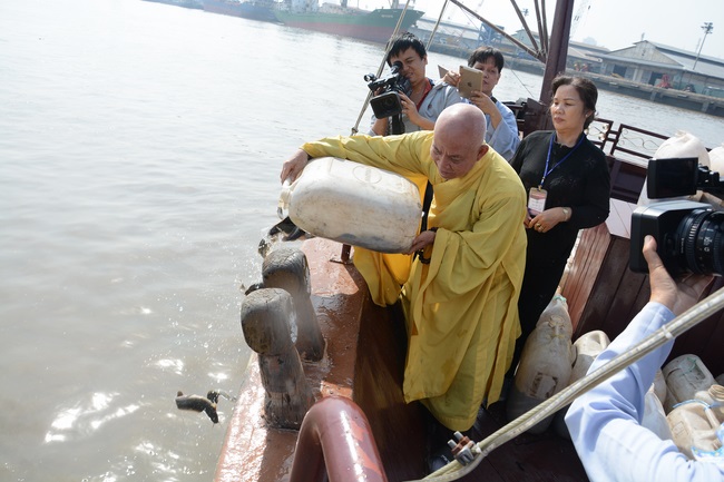 Phóng sanh bằng du thuyền trên sông Sài Gòn