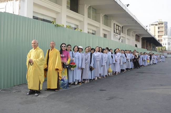 Phóng sanh bằng du thuyền trên sông Sài Gòn