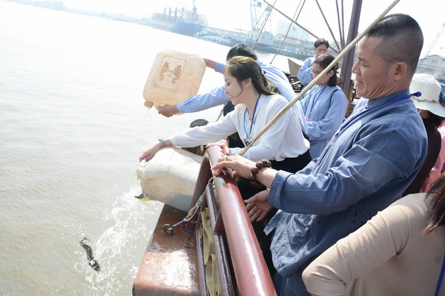 Phóng sanh bằng du thuyền trên sông Sài Gòn