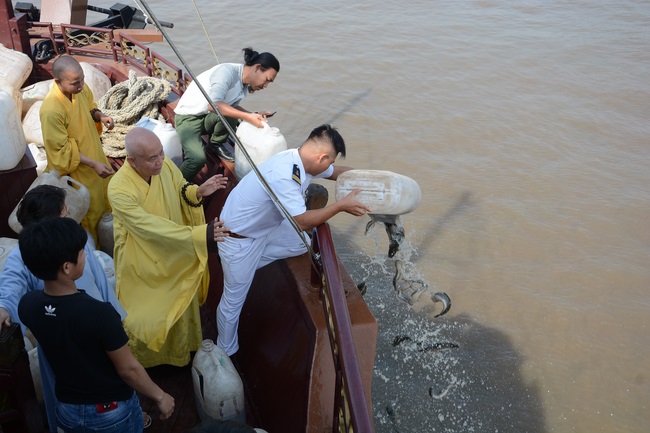 Phóng sanh bằng du thuyền trên sông Sài Gòn