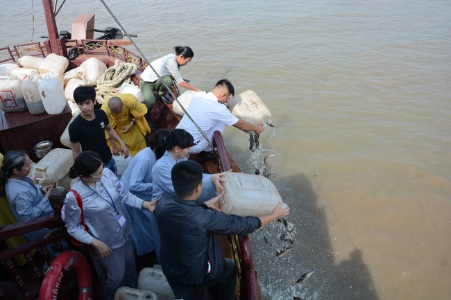 Phóng sanh bằng du thuyền trên sông Sài Gòn