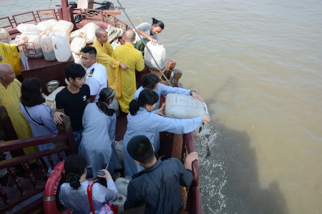 Phóng sanh bằng du thuyền trên sông Sài Gòn