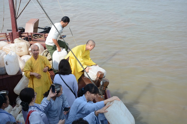Phóng sanh bằng du thuyền trên sông Sài Gòn