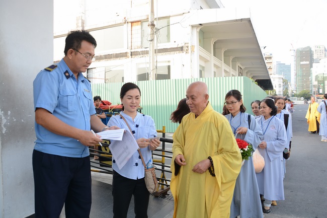 Phóng sanh bằng du thuyền trên sông Sài Gòn