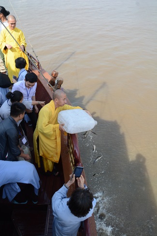 Phóng sanh bằng du thuyền trên sông Sài Gòn
