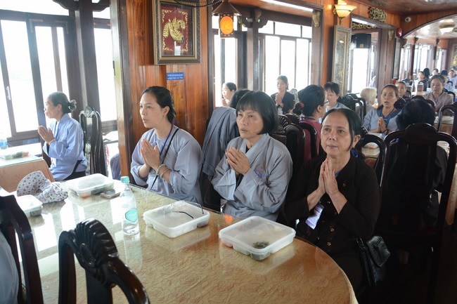 Phóng sanh bằng du thuyền trên sông Sài Gòn