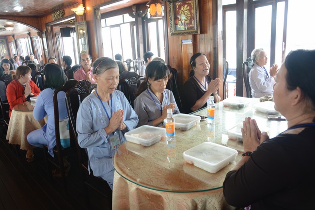 Phóng sanh bằng du thuyền trên sông Sài Gòn