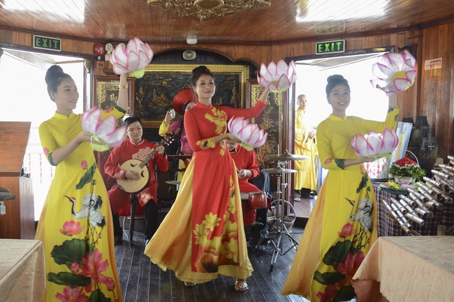 Phóng sanh bằng du thuyền trên sông Sài Gòn