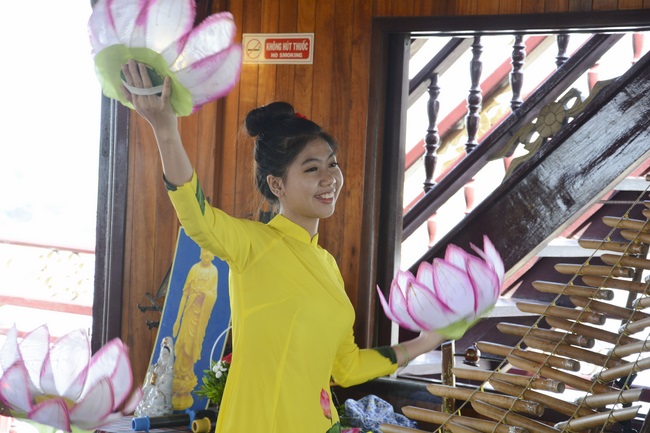 Phóng sanh bằng du thuyền trên sông Sài Gòn