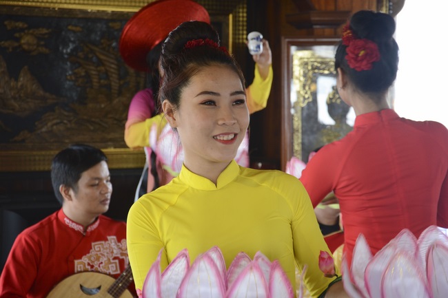 Phóng sanh bằng du thuyền trên sông Sài Gòn