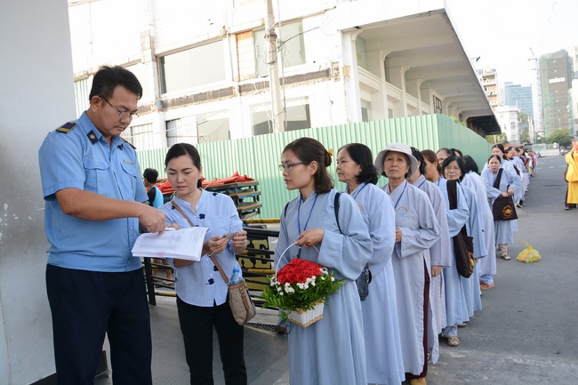 Phóng sanh bằng du thuyền trên sông Sài Gòn