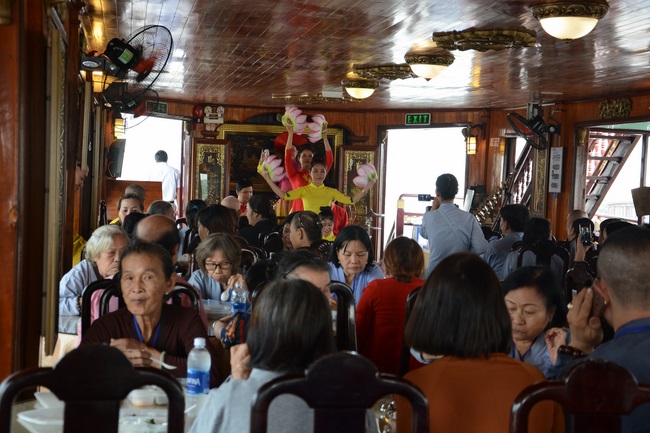 Phóng sanh bằng du thuyền trên sông Sài Gòn