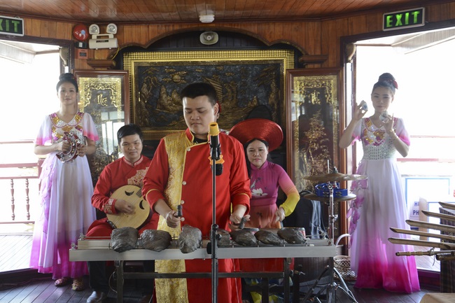 Phóng sanh bằng du thuyền trên sông Sài Gòn