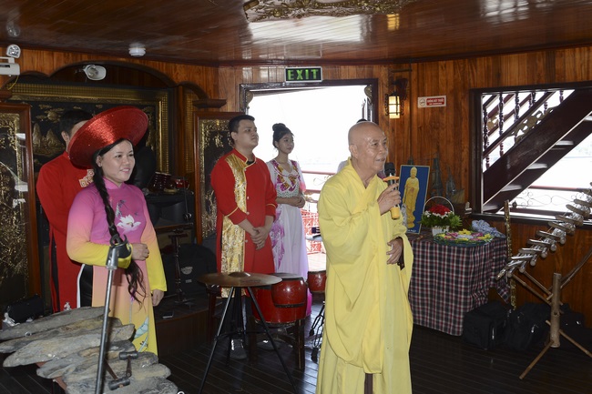 Phóng sanh bằng du thuyền trên sông Sài Gòn