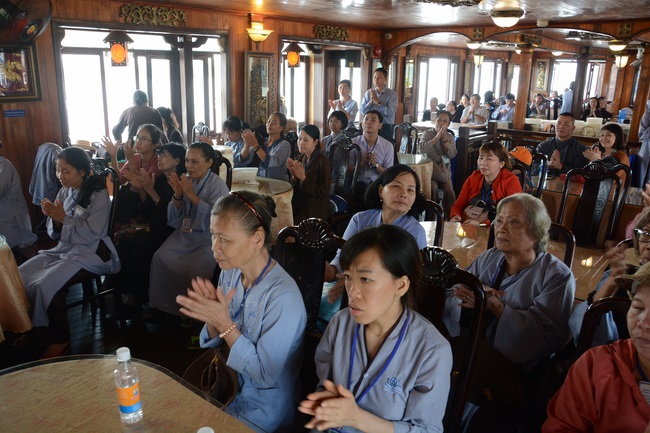 Phóng sanh bằng du thuyền trên sông Sài Gòn