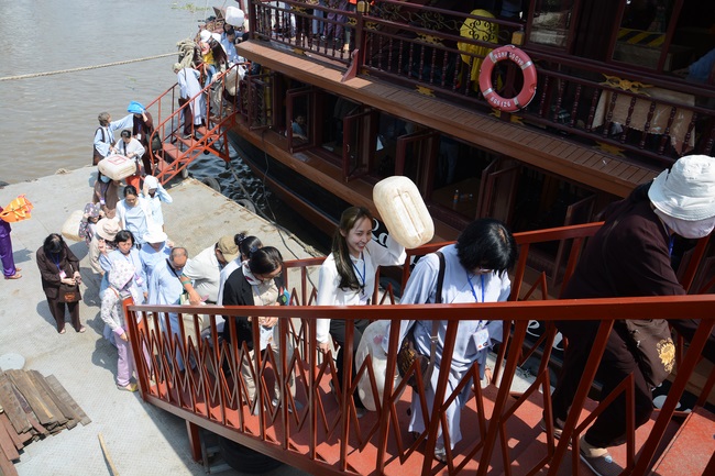 Phóng sanh bằng du thuyền trên sông Sài Gòn