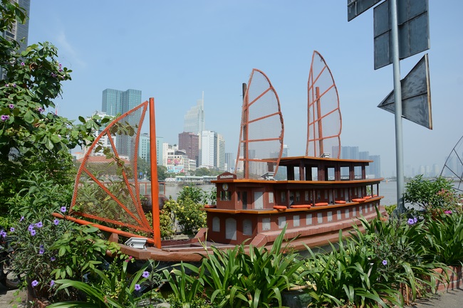 Phóng sanh bằng du thuyền trên sông Sài Gòn