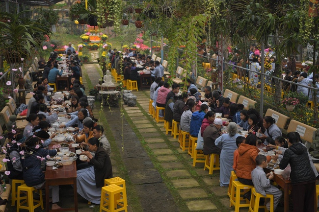 Hoa Phuc Pagoda: Ceremony of Thanking Dharma - The Dog's year-end photo exhibition