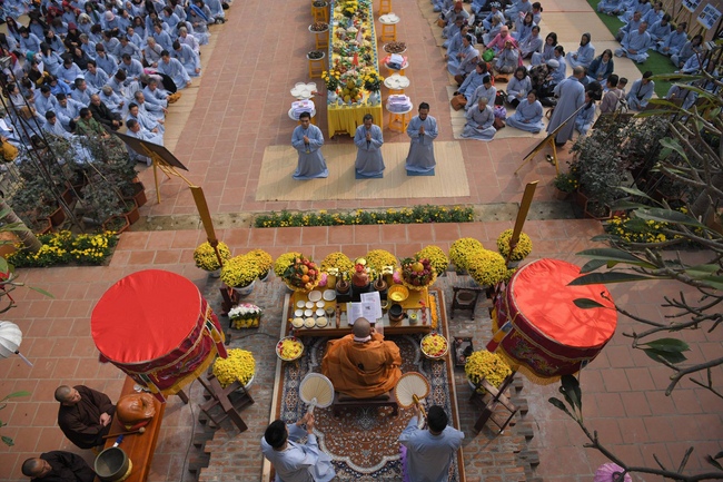 Hoa Phuc Pagoda: Ceremony of Thanking Dharma - The Dog's year-end photo exhibition
