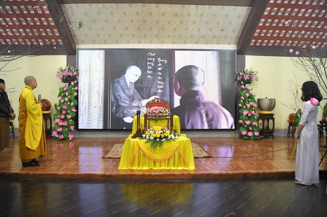 Hoa Phuc Pagoda: Ceremony of Thanking Dharma - The Dog's year-end photo exhibition