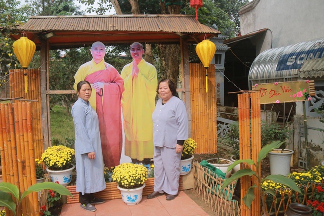 Hoa Phuc Pagoda: Ceremony of Thanking Dharma - The Dog's year-end photo exhibition