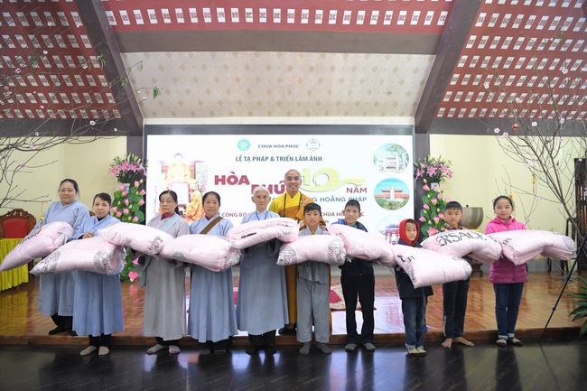 Hoa Phuc Pagoda: Ceremony of Thanking Dharma - The Dog's year-end photo exhibition