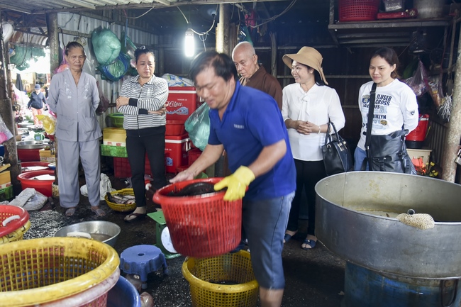 The rite of burial in water and freeing creatures in Binh My, Cu Chi