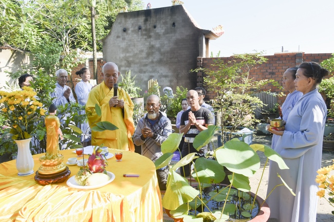 The rite of burial in water and freeing creatures in Binh My, Cu Chi
