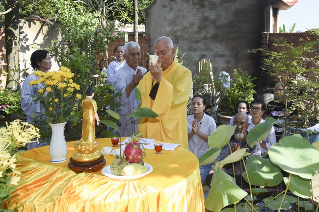 The rite of burial in water and freeing creatures in Binh My, Cu Chi